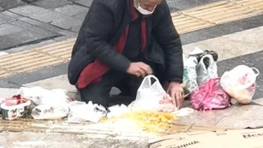 Sosyal medyada gündem olan yaşlı adama valilik sahip çıktı