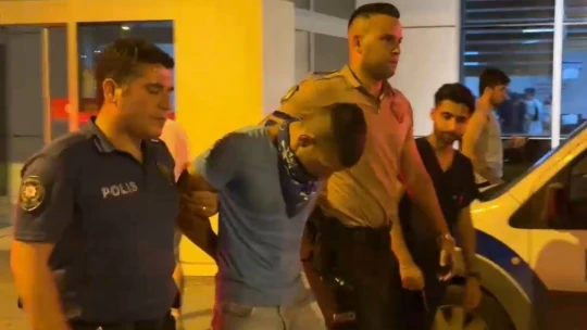 Soyguncuyu üzerine atlayıp etkisiz hale getirdi: O anlar kamerada