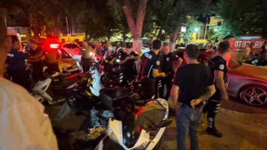 Soyguncuyu üzerine atlayıp etkisiz hale getirdi: O anlar kamerada