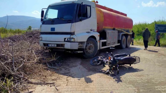 Su tankeri ile çarpışan motosiklet sürücüsü yaralandı