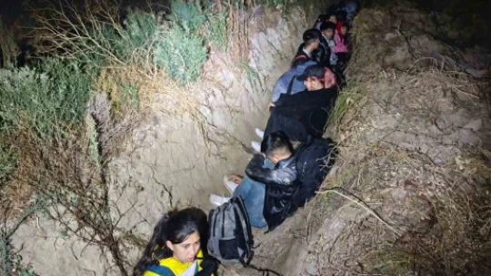 Sulama kanalına gizlenen 31 düzensiz göçmen yakalandı