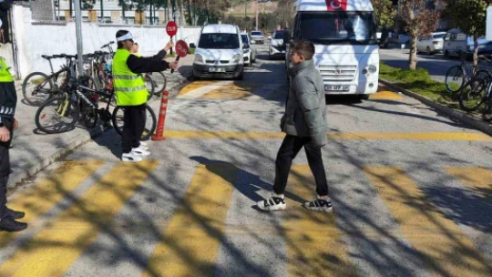 Sultanhisar'da öğrencilere trafik eğitimi verildi, okul servisleri denetlendi
