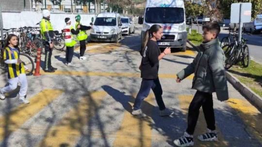 Sultanhisar'da öğrencilere trafik eğitimi verildi, okul servisleri denetlendi
