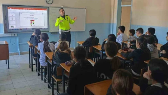 Sultanhisar'da öğrencilere trafik eğitimi verildi, okul servisleri denetlendi