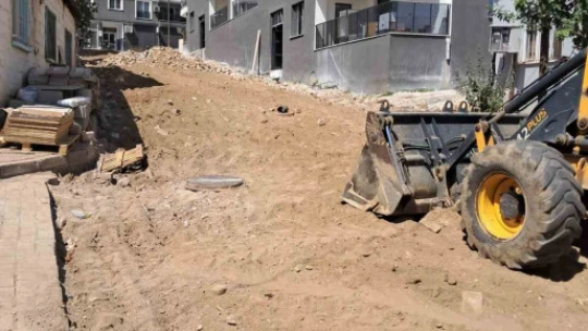 Sultanhisar'da yol yenileme çalışmaları devam ediyor