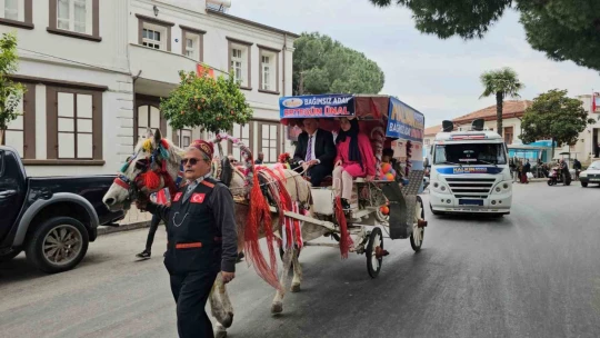 Sultanhisar'ın bağımsız adayı, şehri faytonla dolaşıp çocukların gönlünü alıyor