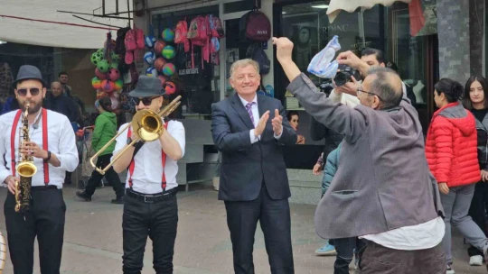 Sultanhisar'ın bağımsız adayı, şehri faytonla dolaşıp çocukların gönlünü alıyor