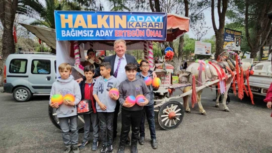 Sultanhisar'ın bağımsız adayı, şehri faytonla dolaşıp çocukların gönlünü alıyor