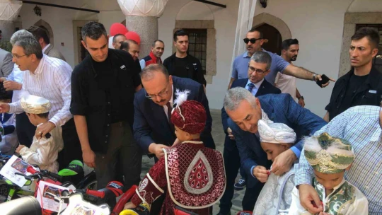 Sünnet çocukları TOGG ile şehir turu attı