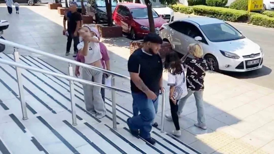 Şüphelinin kız kardeşi gazetecilere 'al bunu da çek' diyerek el hareketi çekti