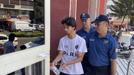 Şüphelinin kız kardeşi gazetecilere 'al bunu da çek' diyerek el hareketi çekti