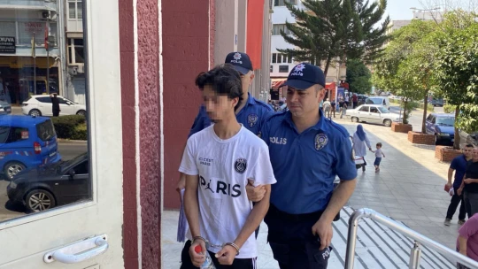 Şüphelinin kız kardeşi gazetecilere 'al bunu da çek' diyerek el hareketi çekti
