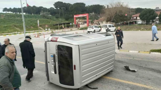 Sürücüsünün direksiyon hakimiyetini kaybettiği araç yan yattı