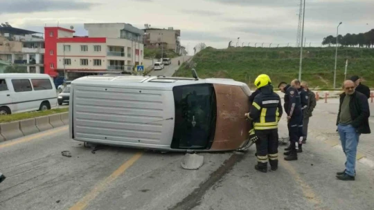 Sürücüsünün direksiyon hakimiyetini kaybettiği araç yan yattı