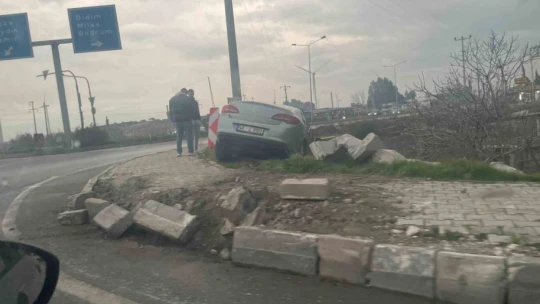 Sürücüsünün direksiyon hakimiyetini kaybettiği otomobil yoldan çıktı: O anlar kamerada