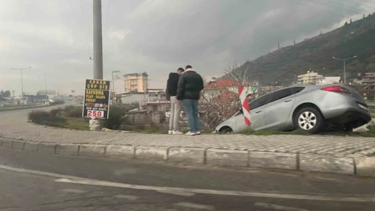 Sürücüsünün direksiyon hakimiyetini kaybettiği otomobil yoldan çıktı: O anlar kamerada