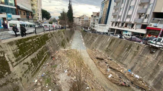 Tabakhane deresi yine çöplüğe döndü