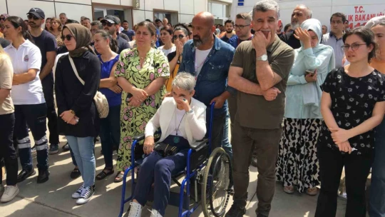 Tabutuna gelinlik örtülen Çelebi son yolculuğuna uğurlandı