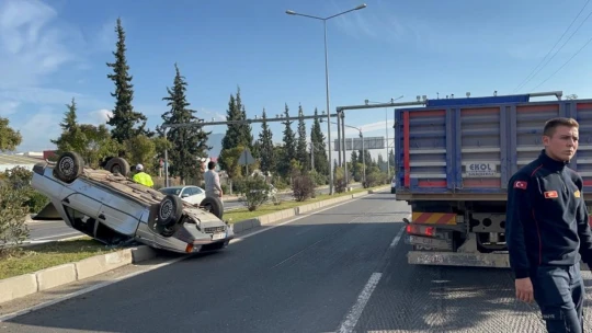 Takla atan otomobildeki iki kişi yaralandı