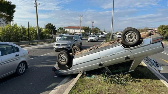 Takla atan otomobildeki iki kişi yaralandı