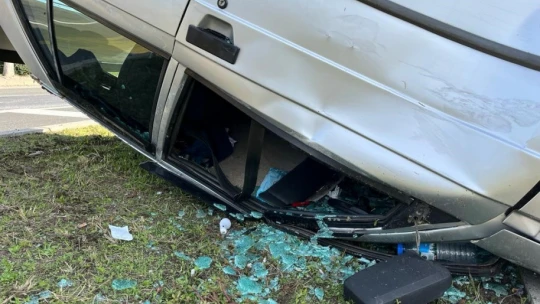 Takla atan otomobildeki iki kişi yaralandı