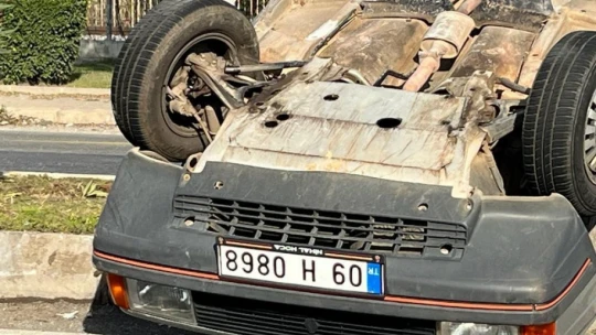Takla atan otomobildeki iki kişi yaralandı