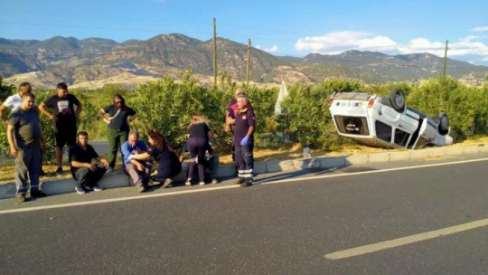Takla atarak ters dönen otomobilden burunları kanamadan çıktılar