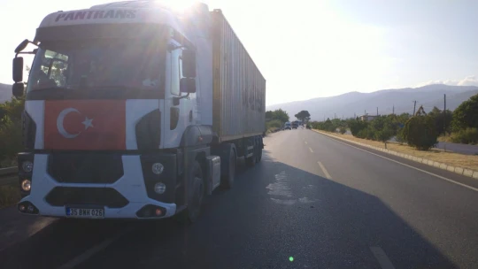 Takla atarak ters dönen otomobilden burunları kanamadan çıktılar