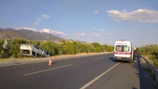 Takla atarak ters dönen otomobilden burunları kanamadan çıktılar
