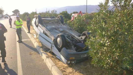 Takla atarak ters dönen otomobilden burunları kanamadan çıktılar