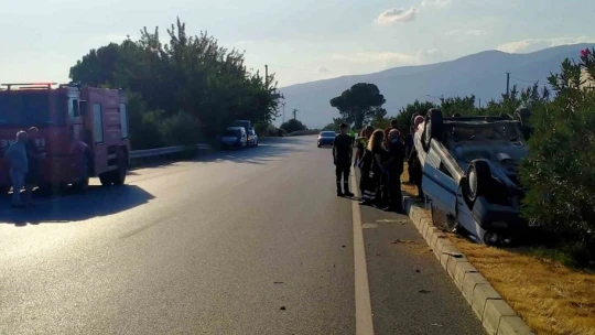 Takla atarak ters dönen otomobilden burunları kanamadan çıktılar