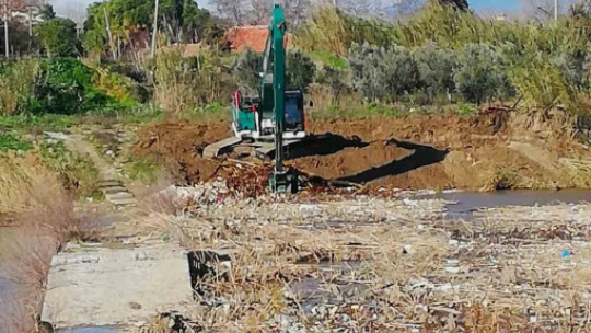 Tarihi taş köprüde DSİ tarafından yapılan temizlik çalışması memnun etmedi