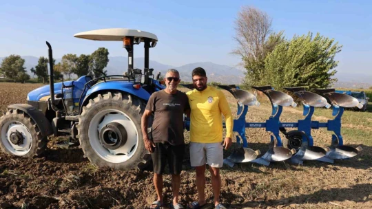 Tarlada çalışacak işçi bulamayınca 3 bin 500 kilometre yol kat edip babasına yardıma geliyor