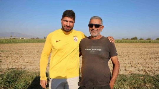 Tarlada çalışacak işçi bulamayınca 3 bin 500 kilometre yol kat edip babasına yardıma geliyor