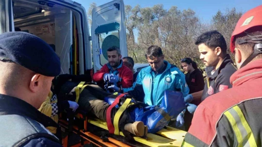 Taş duvardan düşen şahsı jandarma ekipleri ambulansa yetiştirdi