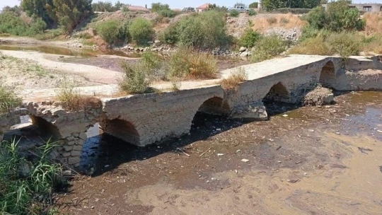Taşköprü temizliğinde tarihi sütun parçası bulundu