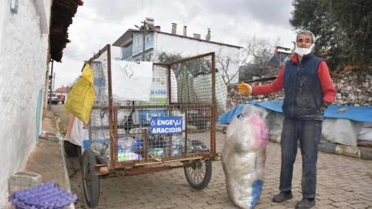 Tek koluyla hayata sarıldı