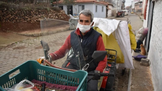 Tek koluyla hayata sarıldı