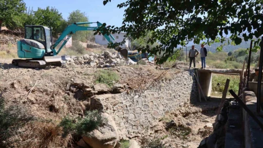 Teke Deresi su yolu, istinat duvarı ile güçlendirildi