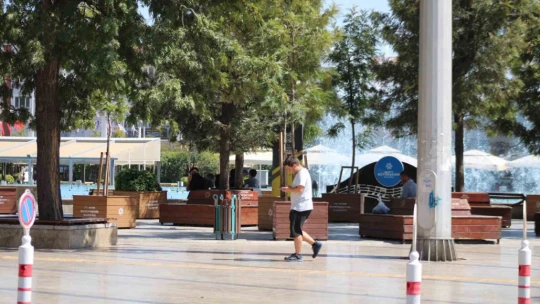 Termometre 44 dereceyi gösterdi, vatandaşlar sığınacak gölge aradı