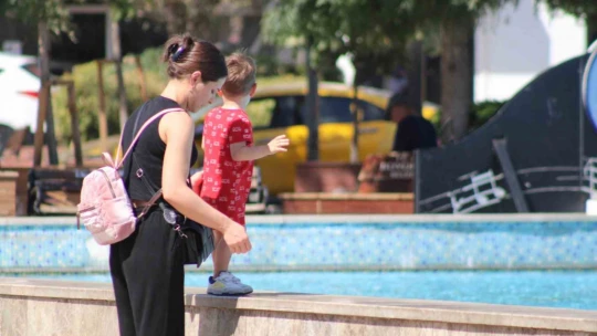 Termometre 44 dereceyi gösterdi, vatandaşlar sığınacak gölge aradı