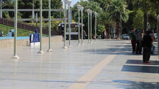 Termometre 44 dereceyi gösterdi, vatandaşlar sığınacak gölge aradı