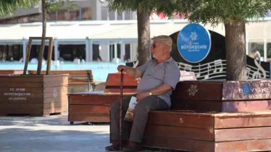 Termometre 44 dereceyi gösterdi, vatandaşlar sığınacak gölge aradı