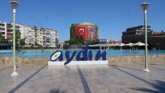 Termometre 44 dereceyi gösterdi, vatandaşlar sığınacak gölge aradı