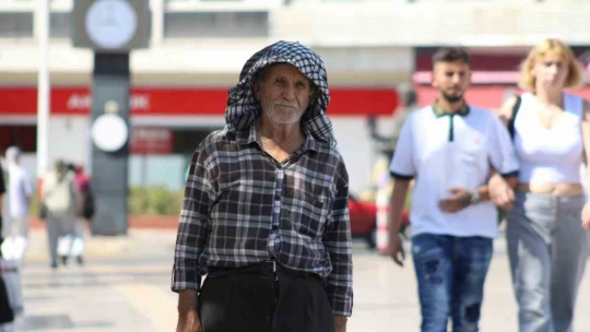 Termometre 44 dereceyi gösterdi, vatandaşlar sığınacak gölge aradı