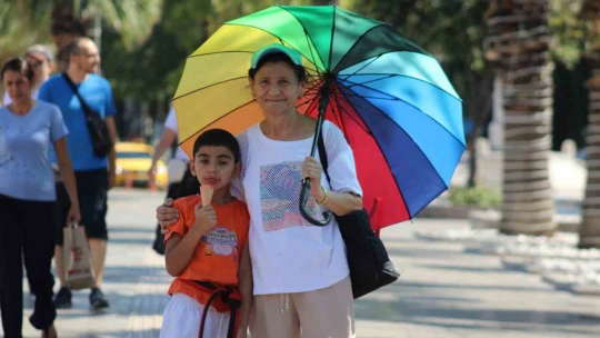 Termometre 44 dereceyi gösterdi, vatandaşlar sığınacak gölge aradı