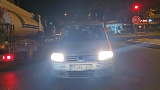 Ters şeritte 2 kilometre gitti, trafiği birbirine kattı