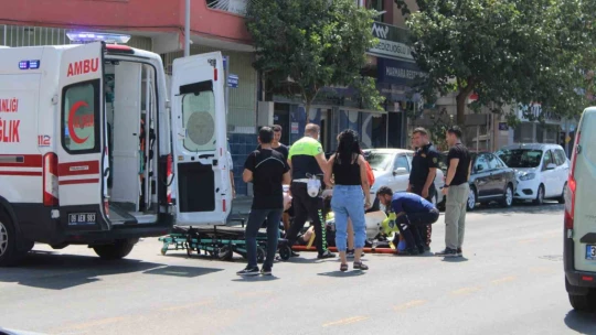 Ters yönden çıktı, motosiklete çarpıp kaçtı