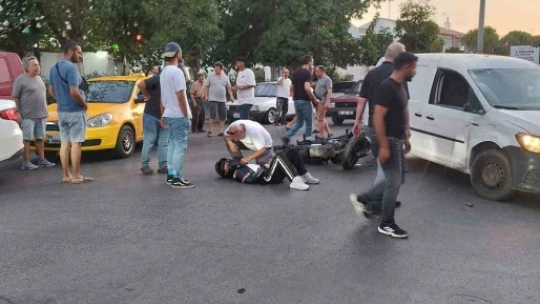 Ters yönden dönüş yapan araç motosikletle çarpıştı: 2 yaralı