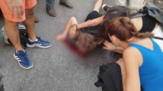 Ters yönden dönüş yapan araç motosikletle çarpıştı: 2 yaralı